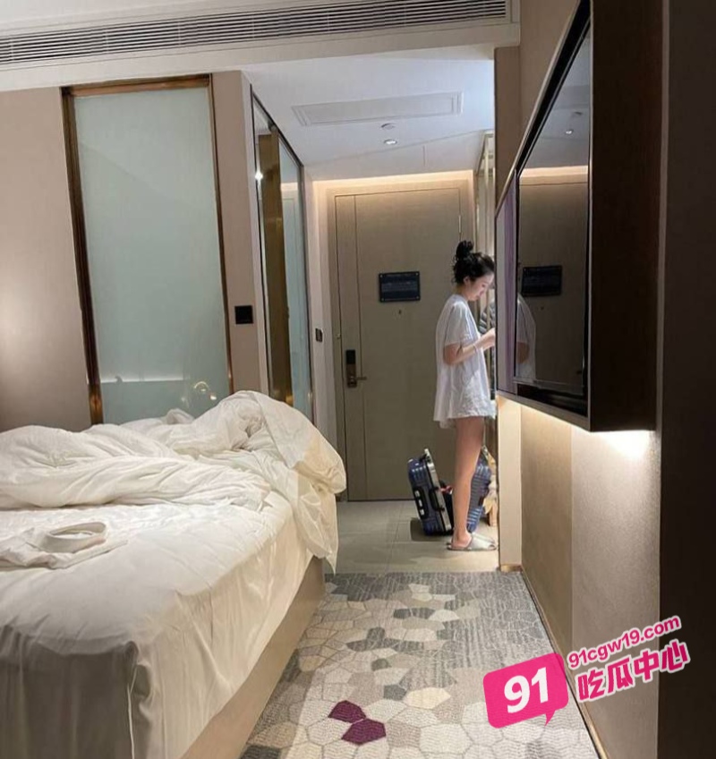 南昌大学李怡沦为有钱人得专属母狗 主动掰开屁股求后入~ 配图4