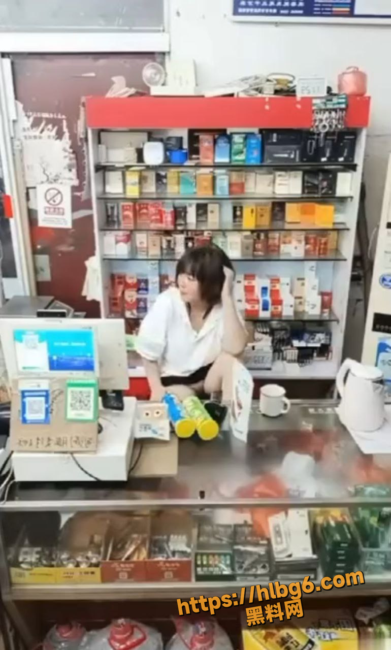 一个会做生意的女人 超市老板娘不穿内裤当着顾客的面岔开双腿卖东西 让客人一饱眼福！