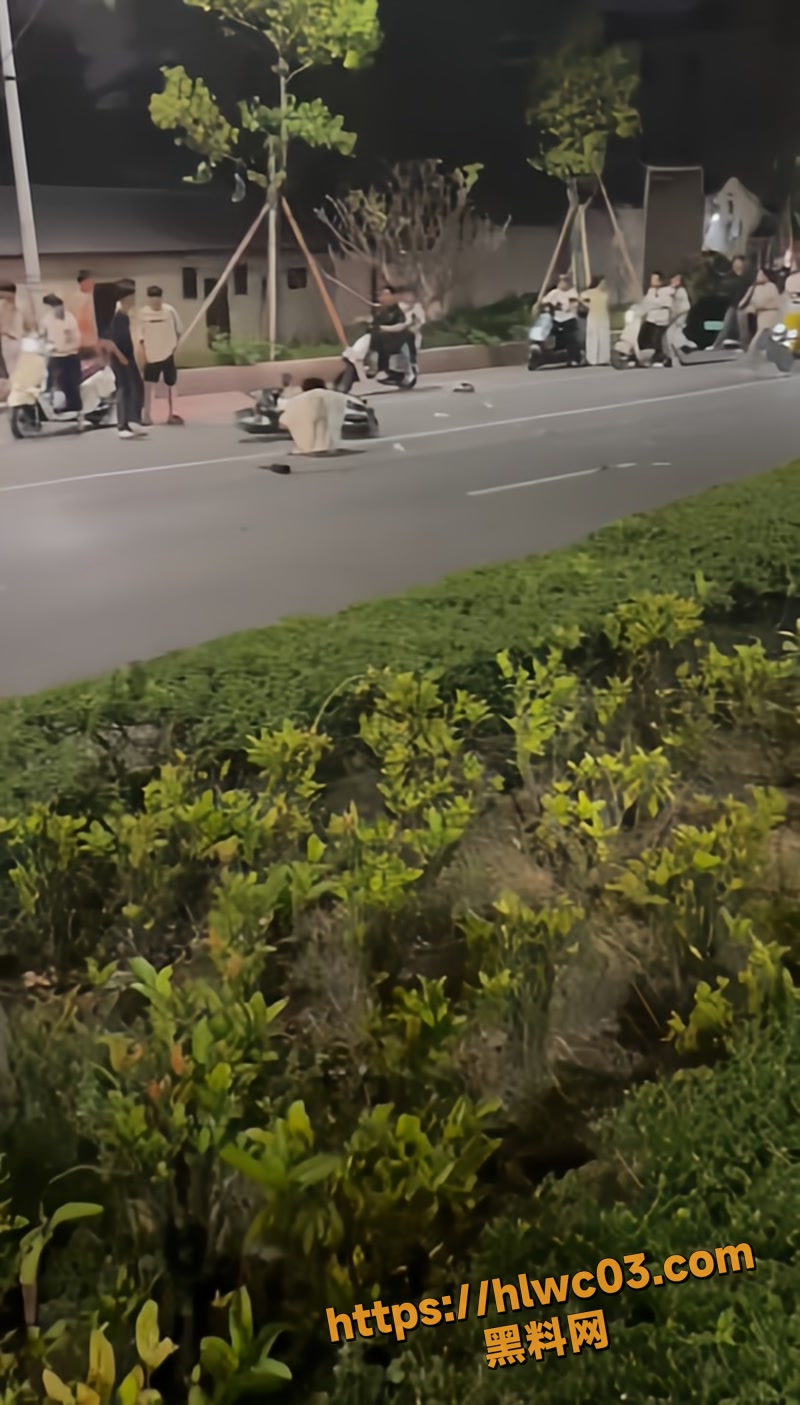 广西南宁鬼火少年深夜飙车两两相撞 血溅街头直接倒地哀嚎 围观群众以为打群架