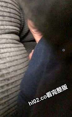 上海地铁顶摸，掏出软软得肉棒在女孩屁股擦来擦去，一下就硬了 2023.5.26