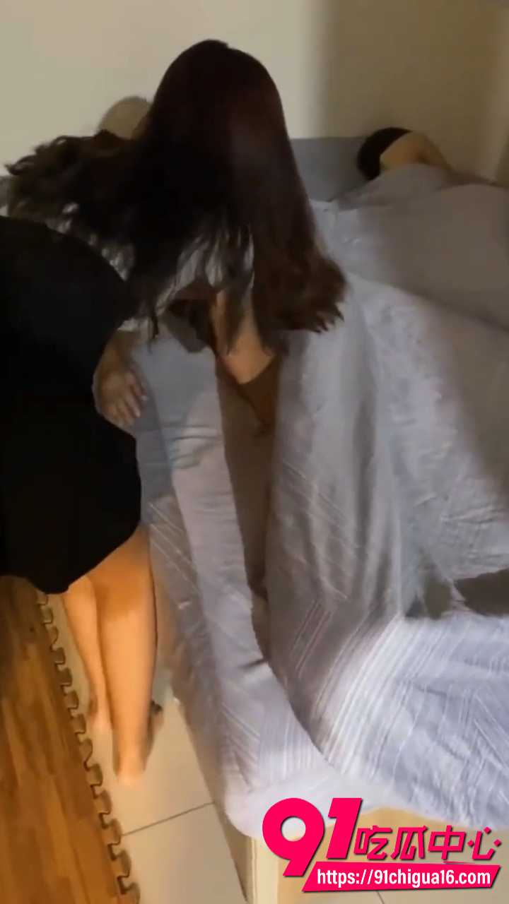 酒后勾引闺蜜男友 骚货趁闺蜜熟睡 突袭口交猛干骚穴中出内射