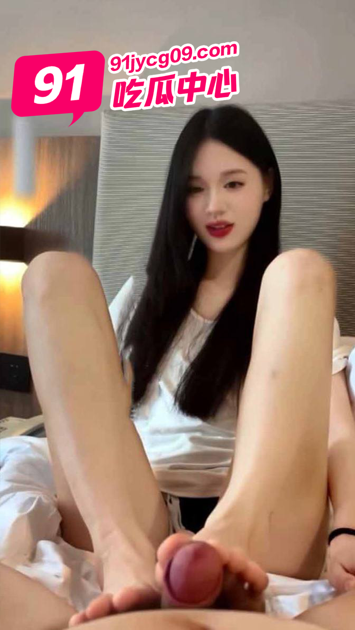 恋足癖专属～美女帮金主足交榨精满脸奉承讨好！ 配图3