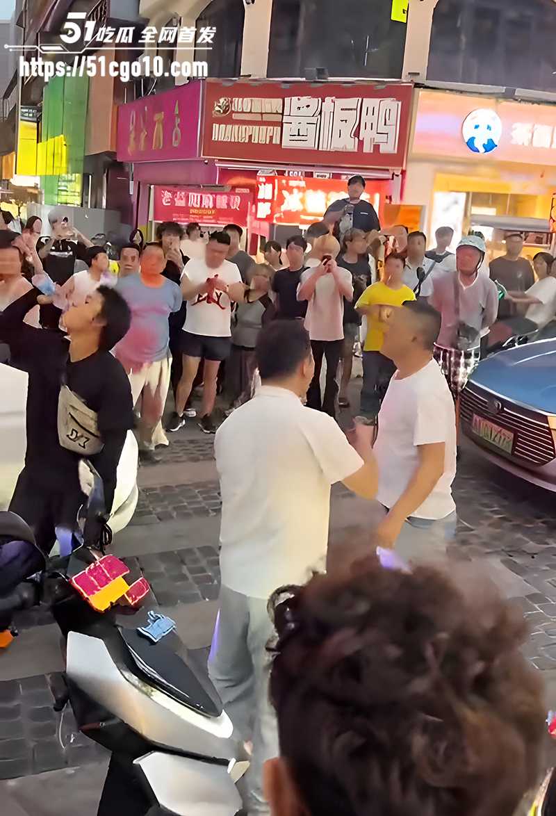 两男子当街吵架吐口水 1 拷贝