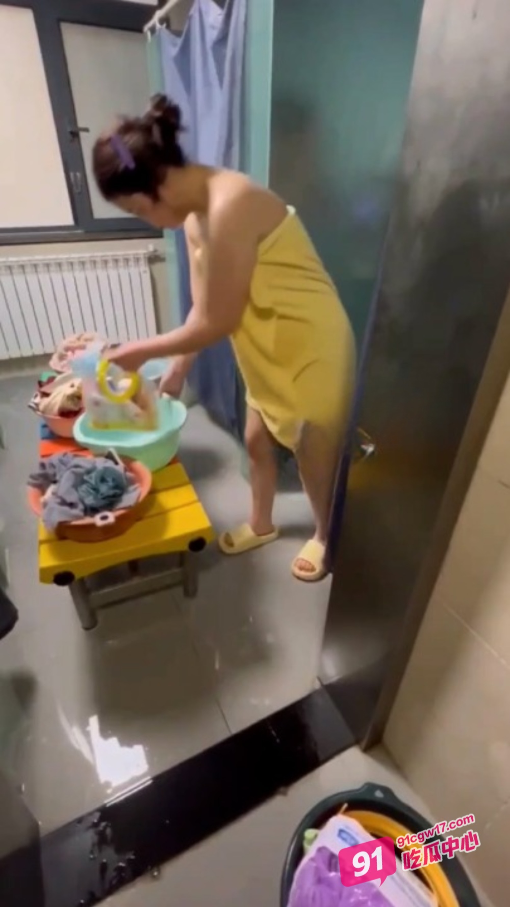 大神高价雇佣女大学生偷拍宿舍美女日常更衣和校园澡堂的春光 配图2