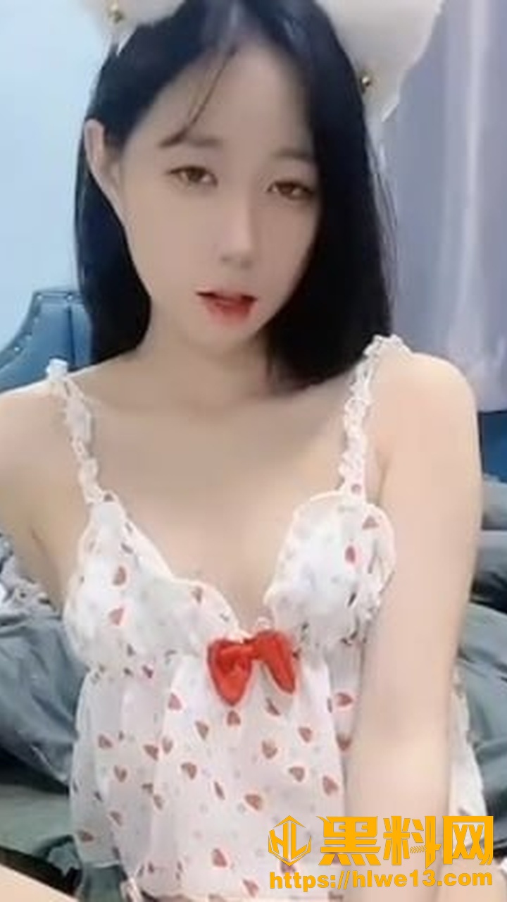 03年清纯女大 穿情趣制服被金主网调自慰 粉嫩酥胸诱惑力十足