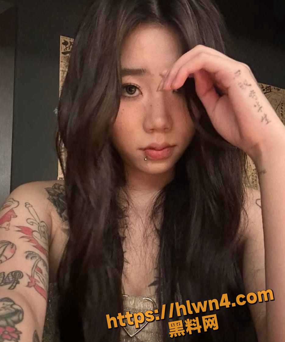 满背纹身的花臂精神小妹秀出大奶身姿 高颜值的气息在此刻流传全网让人爱慕！