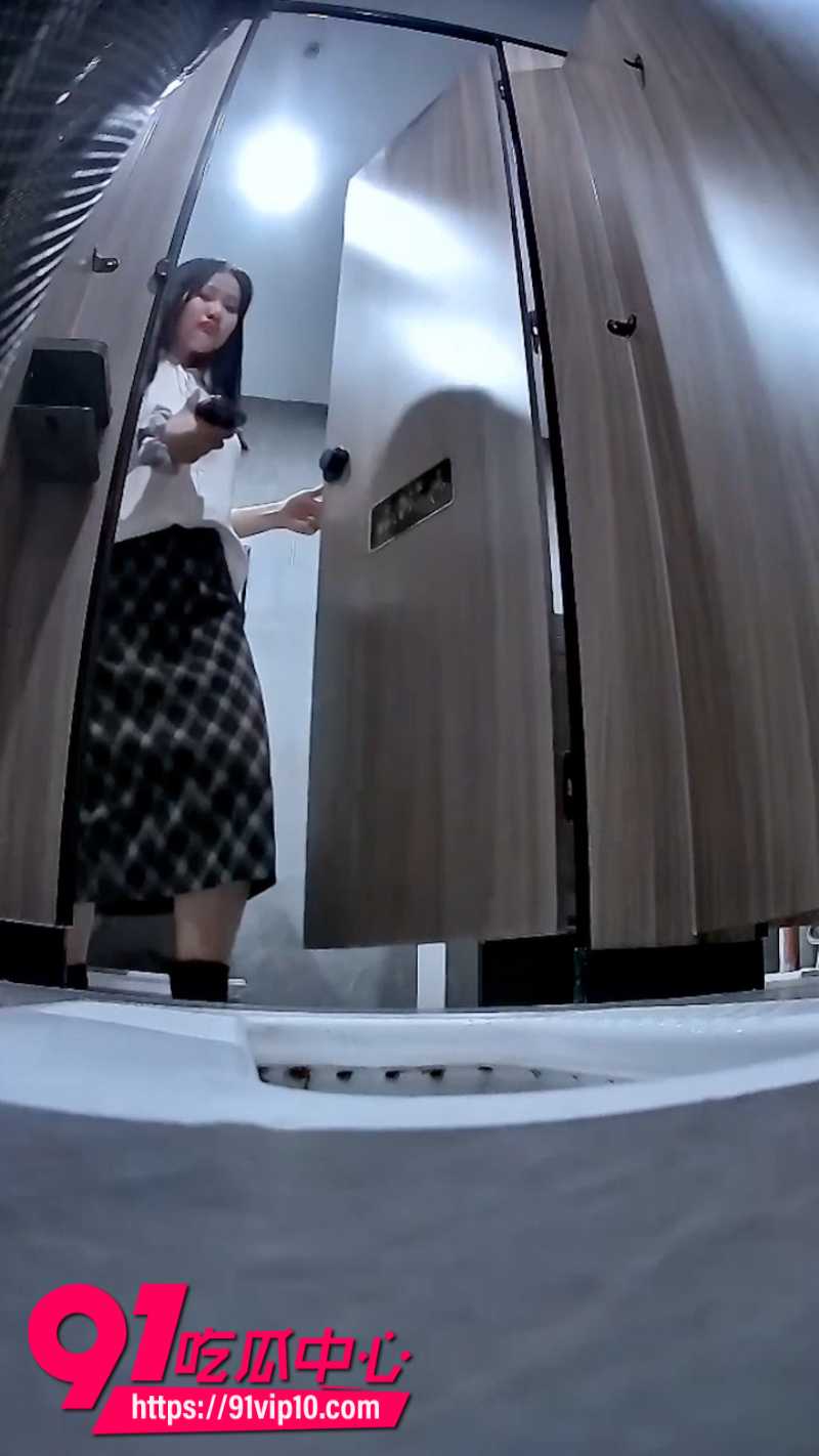 厕拍大神在商场女厕所偷拍舞蹈生尿尿画面5 厕拍大神在商场女厕所偷拍舞蹈生尿尿画面5
