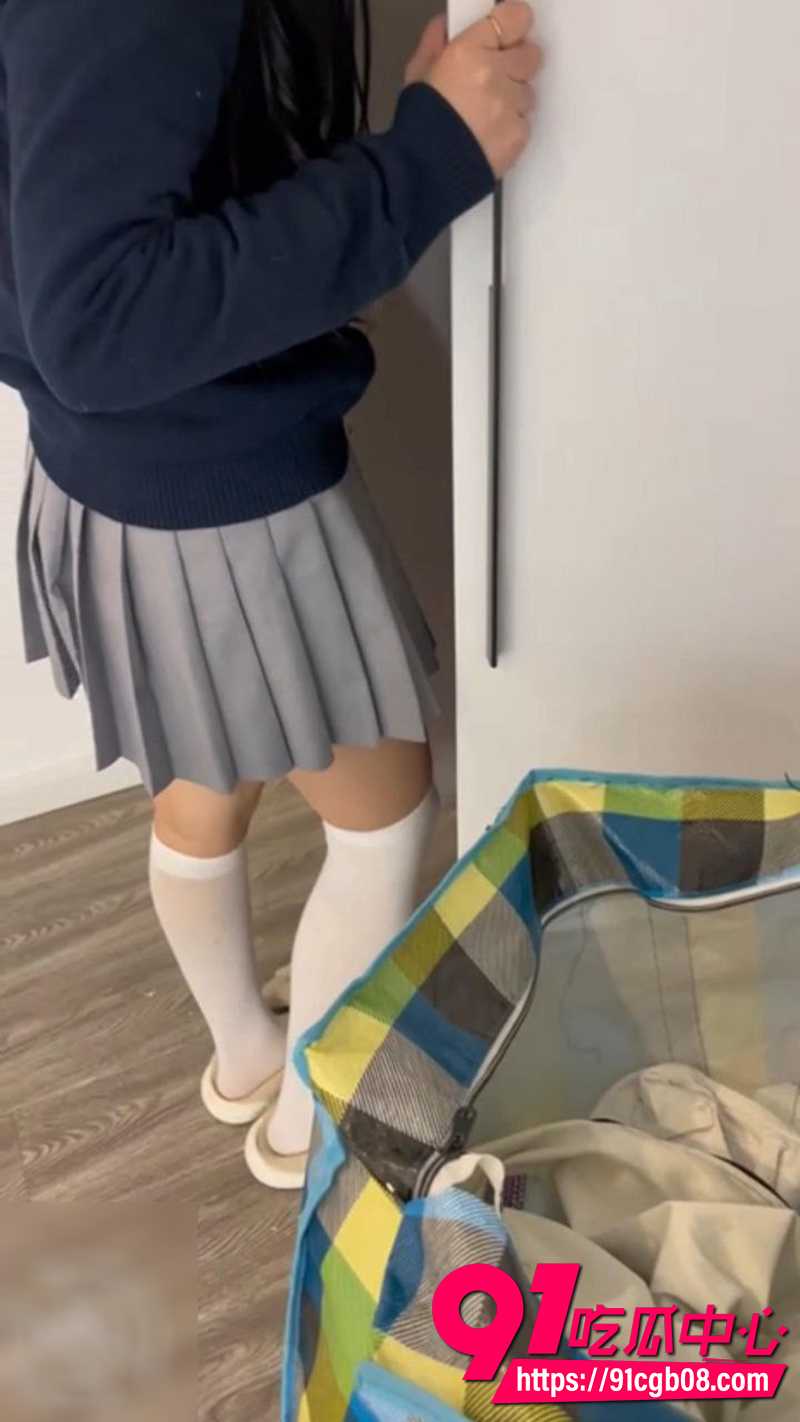 海角大神奶气草莓 变态老爸在女儿开学之前再次搅翻 女儿浪叫到腿软!