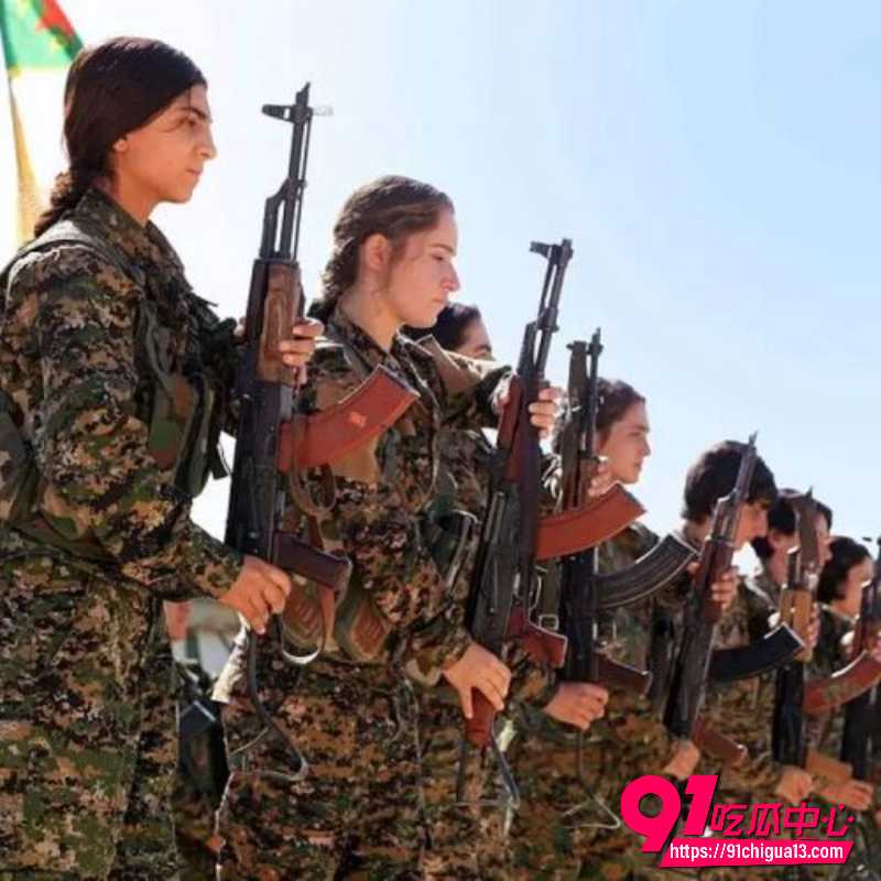 叙利亚政府倒台 HTS对当地武装女兵清算场面 残忍现场视频曝光7 叙利亚政府倒台 HTS对当地武装女兵清算场面 残忍现场视频曝光7