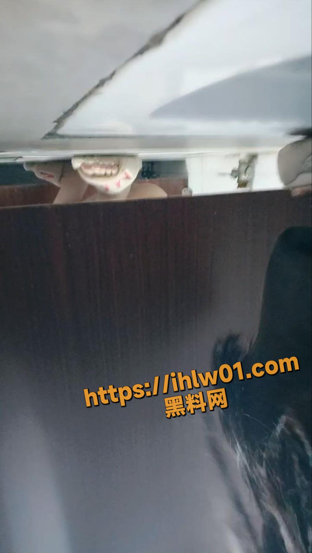 离谱到家了  天生骚货圣体 躲在女厕所里直播 大秀骚逼!
