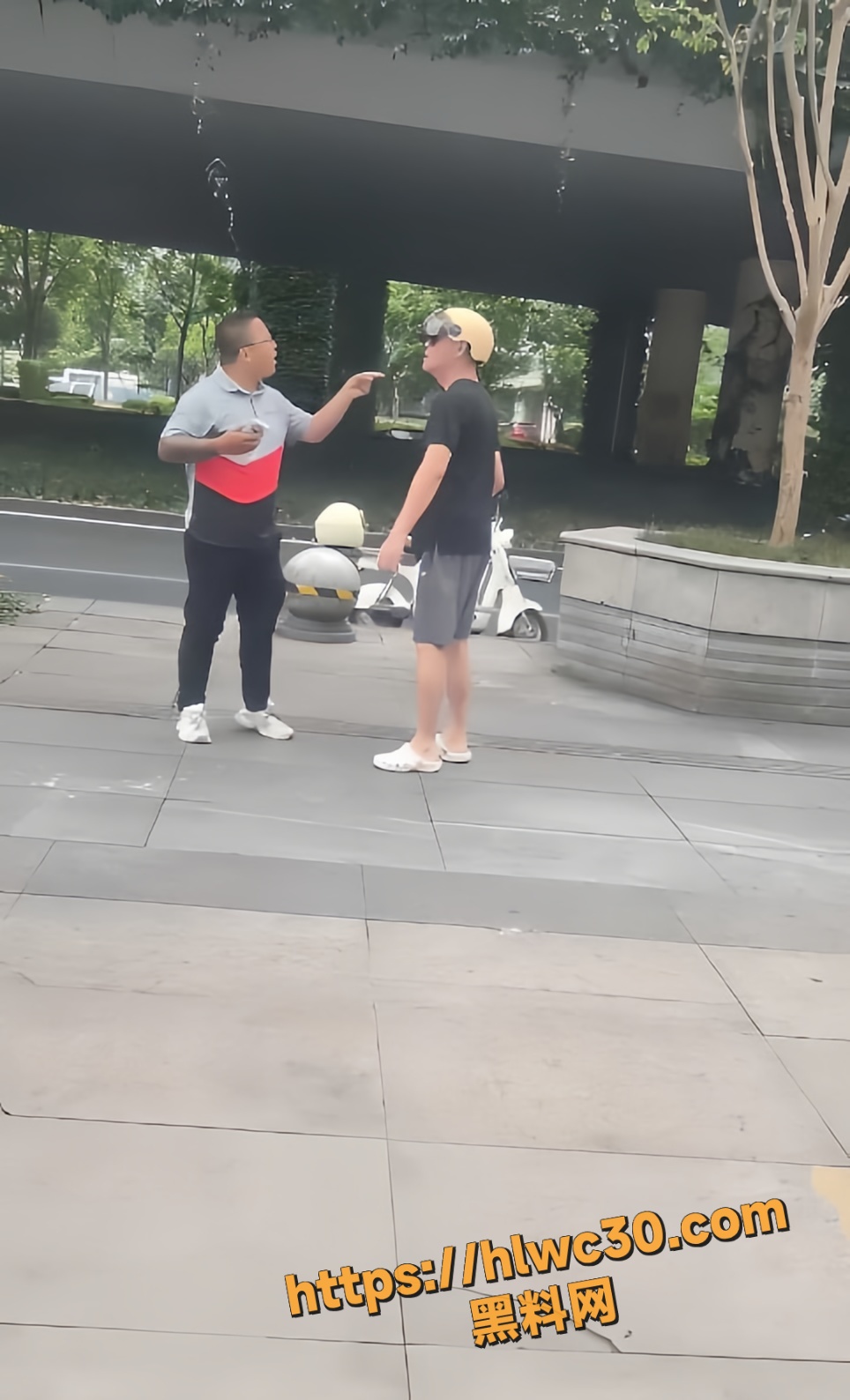 大爷街头怒怼顺丰小哥 遭锁喉重拳暴打满嘴血渍 反转太快下手太狠