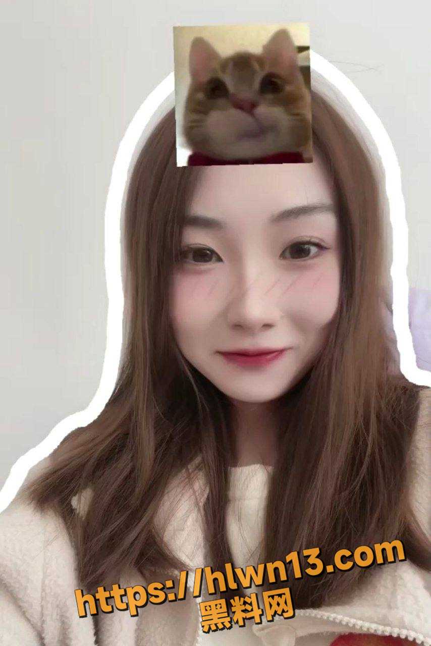 大连师范学院 吴美芳 跟男友裸聊自慰被曝光 乖乖女下面痒的受不住了 碰一下都全是逼水！