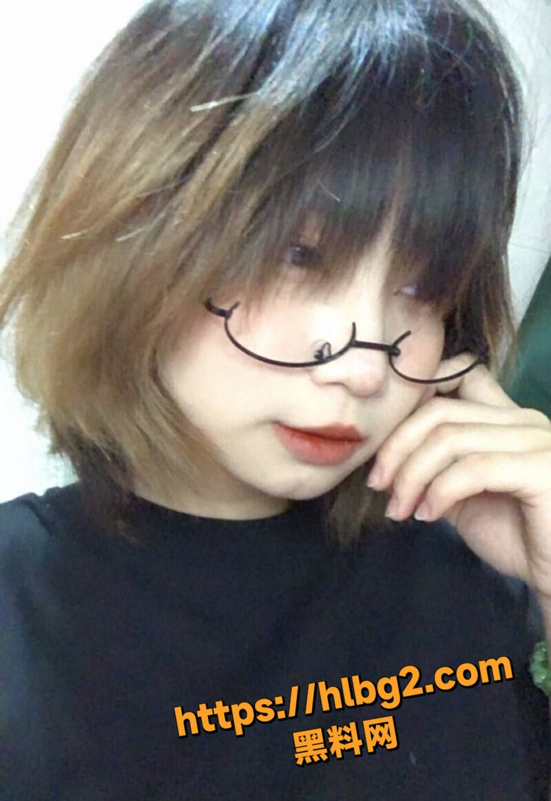 越南巨乳反差眼镜妹 大尺度风骚自慰视频流出 眼镜婊真是骚到没边了 这对大奶子真让人流口水啊
